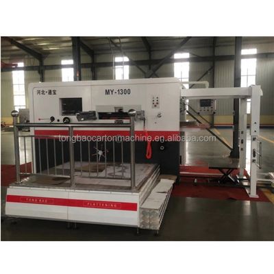 Machine de fabrication de boîtes de carton à pression plate