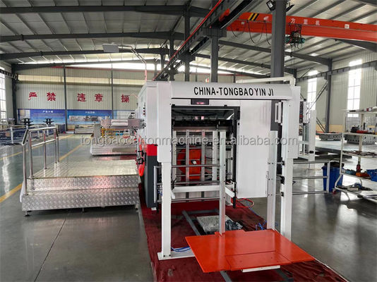 Machine de fabrication de cartons ondulés à découpe à l'aide d'une matrice de carton produite efficacement