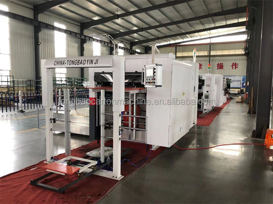 Machine de fabrication de cartons ondulés à découpe à l'aide d'une matrice de carton produite efficacement