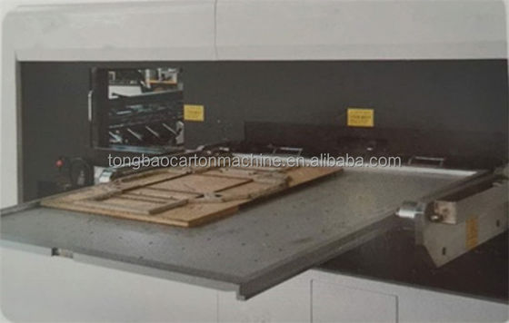 Machine automatique de creusement et de découpe à la matrice pour la fabrication de carton ondulé