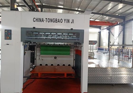 Machine de découpage automatique de haute précision 1500 pour la production de boîtes de carton