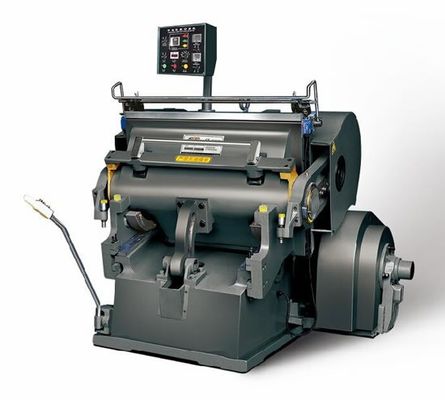 Machine de découpe à matrices semi-automatique Plateforme à plat pour une production lisse et précise