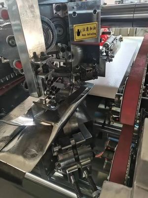 Couturière semi-automatique pour l'épissage de boîtes à ongles en carton à double servo