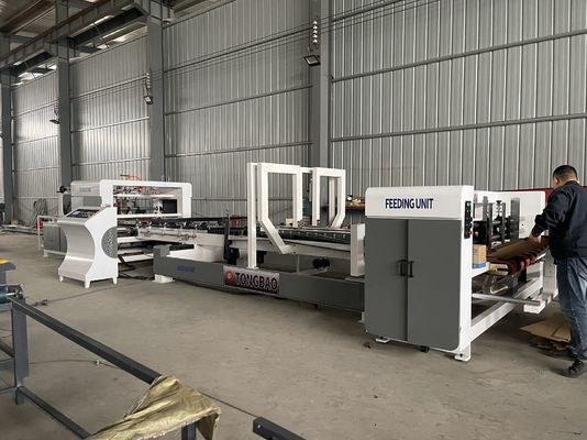 Machine à coller en carton ondulé pliant avec régulation de la vitesse de conversion de fréquence