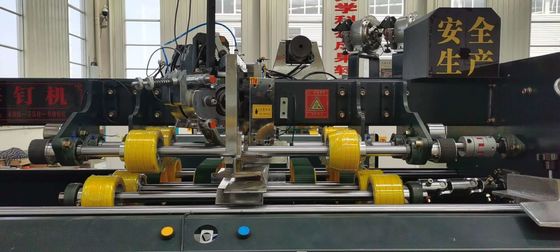 Semi-automatique à double servo pour l'alimentation manuelle de la couture de carton ondulé