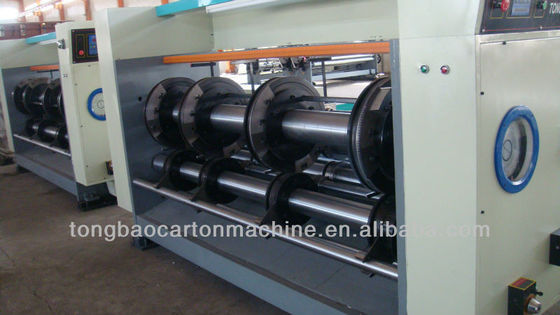 Machine à boîtes ondulées semi-automatique à fente rotative avec exigences du client