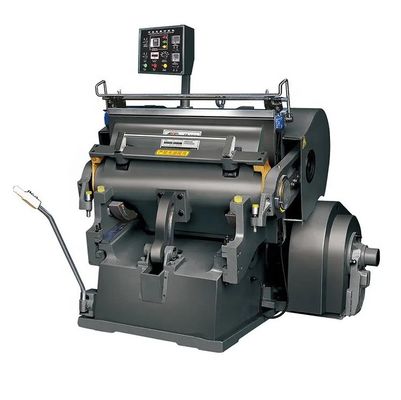 Coupeuse semi-automatique à plat pour boîtes de carton ondulé