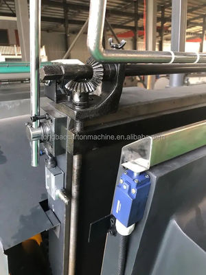 Coupeuse semi-automatique à plat pour boîtes de carton ondulé