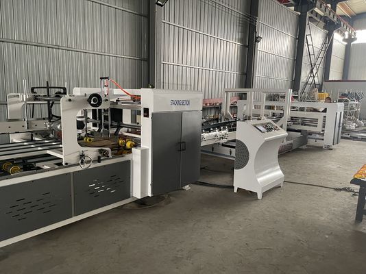Matériau d'emballage en plastique adhésif à dossier automatique complet pour boîtes en papier ondulé à grande vitesse